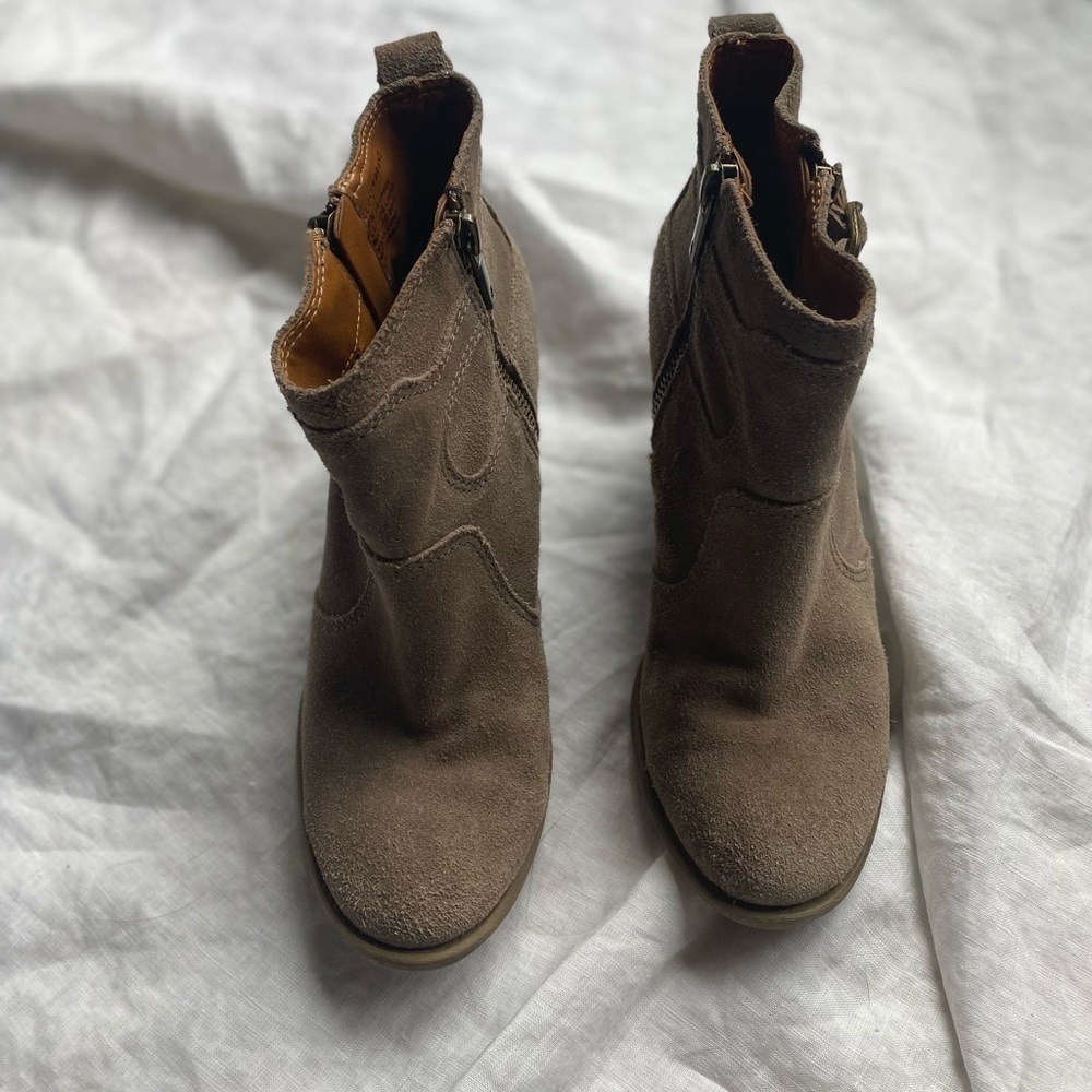 LUCKY BRAND women’s tan suede low heel size 7 - Picture 3 of 13